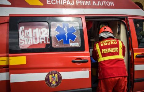 Două persoane au murit și șapte au fost rănite după ce o mașină s-a izbit de un camion în județul Bihor