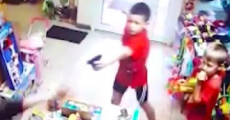 Doi copii au încercat să jefuiască un magazin de jucării - VIDEO