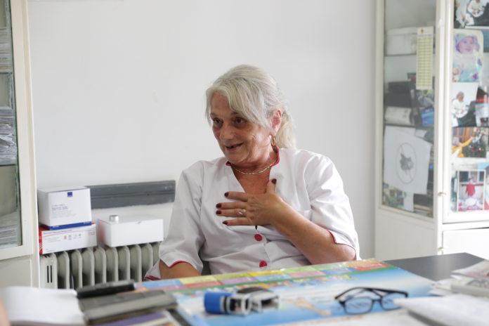 Un medic de familie de la periferia Băileştiului &icirc;și consultă pacienții &icirc;n stradă