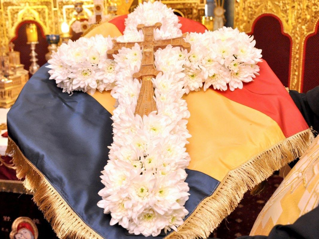 Calendar ortodox 1 august 2019. Scoaterea Sfintei Cruci
