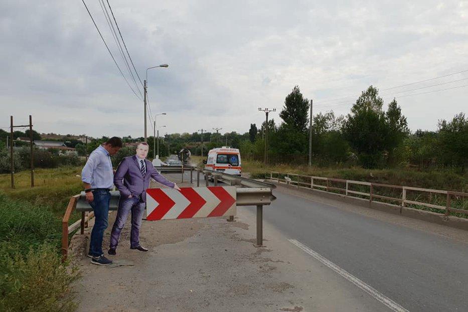 Protest inedit &icirc;n Galați. Machetă &icirc;n mărime naturală a primarului amplasată pe un pod stricat