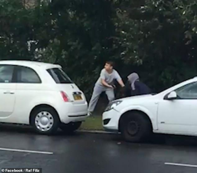 Un fost luptător MMA, atacat pe stradă de patru hoți, de față cu copiii lui! Cum s-a &icirc;ncheiat scena. Atenție, imagini tulburătoare! Video