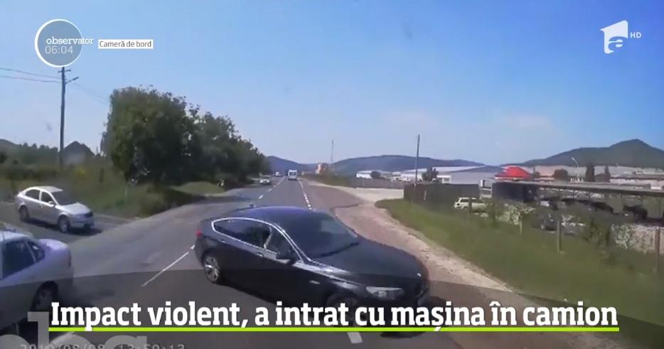 Momentul &icirc;n care un autoturism se izbește frontal de un camion, filmat de camera de bord. Mașina a fost distrusă &icirc;n totalitate