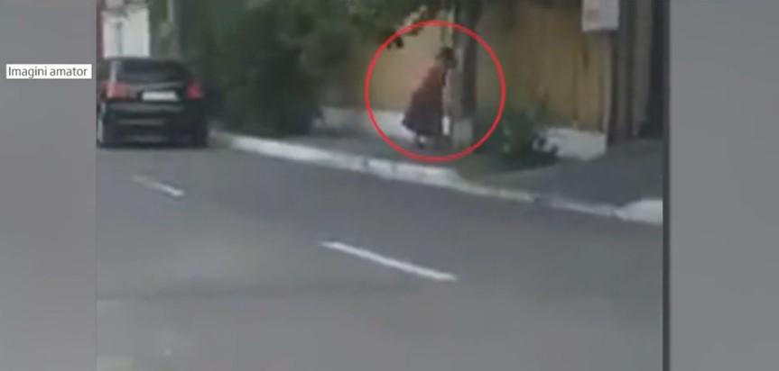 &bdquo;Umblă mereu cu bățul după ea și &icirc;l bate. &Icirc;l auzim pl&acirc;ng&acirc;nd&rdquo;! Drama unui băiețel abandonat de mamă și abuzat de cea care promisese să &icirc;l &icirc;ngrijească