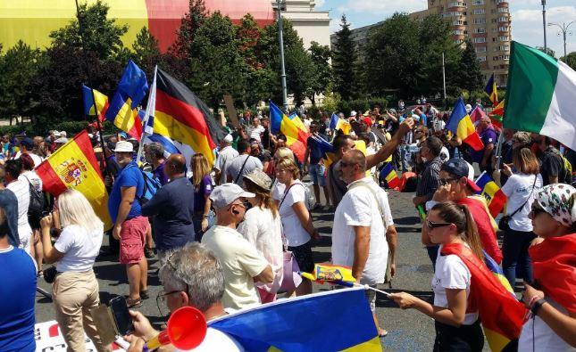 Jandarmii, huiduiți de protestatari, &icirc;n Piața Victoriei. S-au dat primele sancțiuni