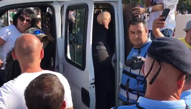 Amenințare cu bombă la mitingul din Piața Victoriei! Forțele de ordine au verificat o mașină, &icirc;n urma unui apel la 112