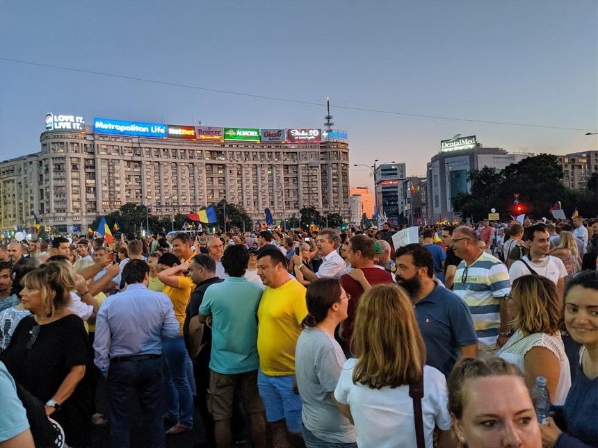 Patru protestatari au fost ridicați de jandarmi cu forța și duși la secție! Ce au &icirc;ncercat să aducă la mitingul din Piața Victoriei
