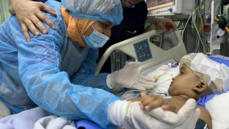 Două surori au venit pe lume unite în zona frunții, iar acum au fost separate, în urm unei operații de peste 30 de ore! Una dintre fetițe a deschis ochii