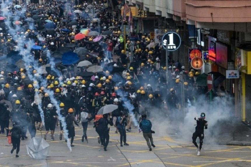 Poliţia din Hong Kong a tras cu gaze lacrimogene &icirc;n protestatari, &icirc;n al zecelea weekend de proteste