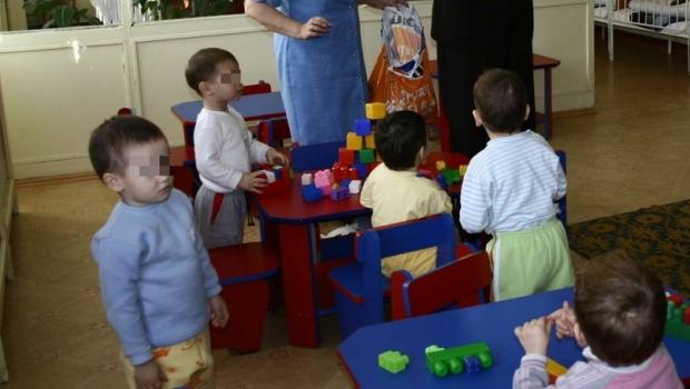 O educatoare și o &icirc;ngrijitoare, acuzate de rele tratamente! Femeile, &icirc;nregistrate &icirc;n timp ce țipau la copii: &rdquo;Nu te mai suport deloc, nesimțitule!&rdquo;