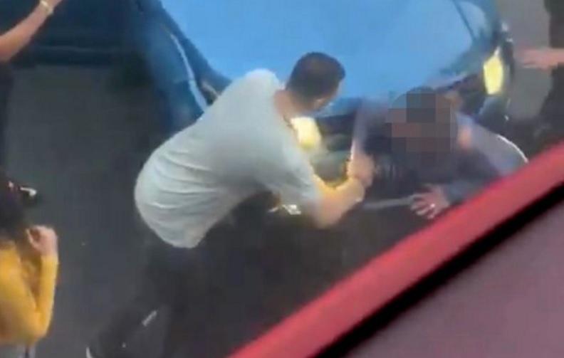 O femeie, strivită &icirc;ntre două mașini, după o dispută &icirc;n trafic! Atenție, imagini cu un puternic impact emoțional! Video