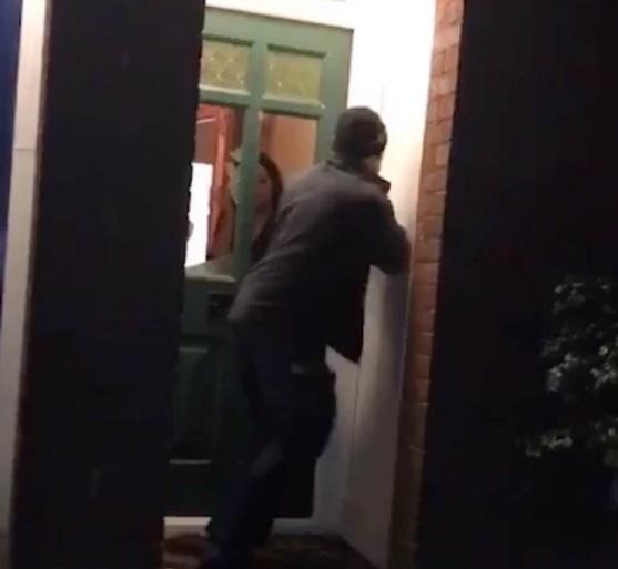 O adolescentă ne&icirc;nfricată și-a băgat tatăl abuziv la &icirc;nchisoare! Filmarea tulburătoare cu care l-a trimis pe bărbat după gratii &ndash; Video