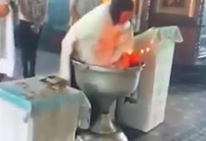 Botez ortodox sadic! Un copil, rănit după ce a fost izbit &icirc;n cristelniță de un preot! Mama lui aproape că a luat foc, la propriu! Atenție, imagini tulburătoare! &ndash; Video