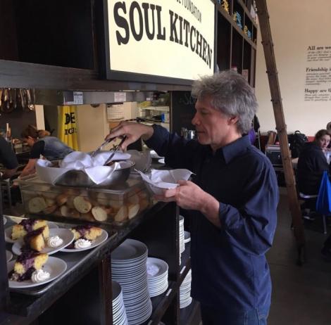 Bon Jovi a deschis două restaurante unde oamenii săraci pot mânca fără să plătească