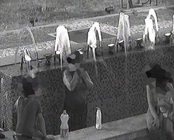 Și-a adus săpun, șampon și burete și s-a spălat &icirc;n f&acirc;nt&acirc;na arteziană. Femeia se răcorea după canicula de peste zi