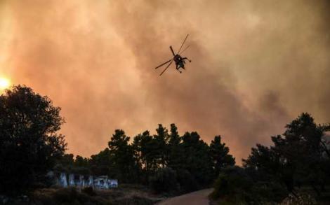 Incendiu de vegetație pe insula greacă Evia. Peste 120 de pompieri încearcă să stingă focul