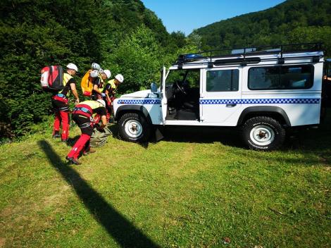 Salvamontiştii din Gorj intervin pentru recuperarea unei persoane care a căzut într-o râpă adâncă de 40 de metri