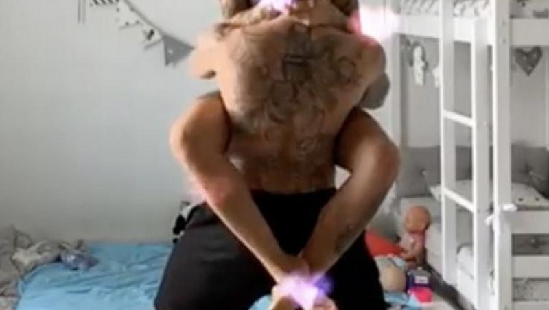 O mămică a stârnit indignare după ce a postat un videoclip în care fiul ei s-a aruncat în cap de pe un pat supraetajat