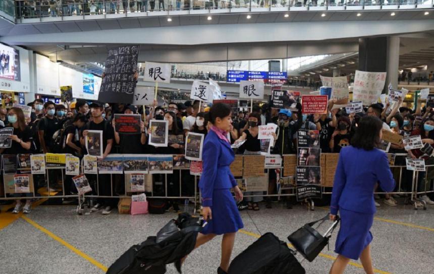 Ciocniri &icirc;ntre poliţie şi manifestanţi la aeroportul internaţional din Hong Kong, după perturbarea zborurilor pentru a doua zi consecutiv
