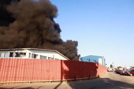 Buzău: Incendiul izbucnit marţi la o societate care se ocupă cu reciclarea materialelor încă nu a fost stins