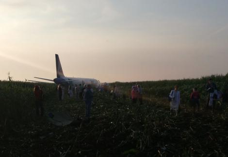 UPDATE: Cel puțin 23 de răniți, între care nouă copii, după ce un avion cu pasageri a aterizat într-un lan de porumb
