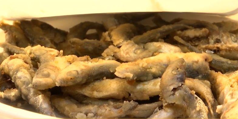 Șprot, &icirc;n loc de hamsie, la tarabele de pe litoral! M&acirc;ncarea savurată de mii de rom&acirc;ni e, &icirc;n realitate, o mare păcăleală