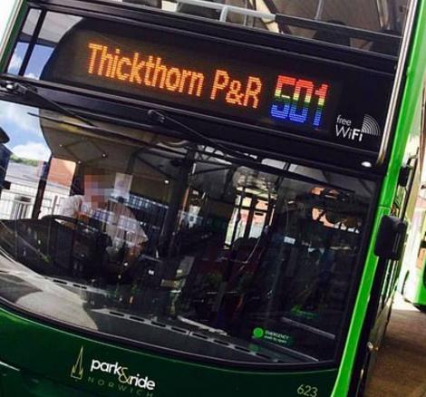 Un şofer din Norwich a fost suspendat de la locul de muncă pentru că a refuzat să conducă un autobuz cu număr în culorile curcubeului