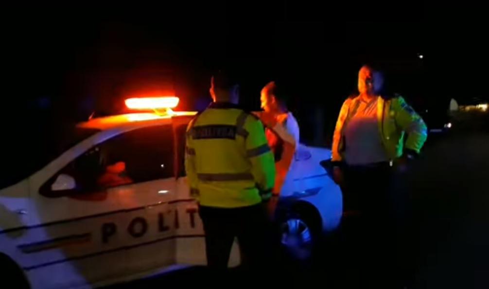 &bdquo;Puneţi &icirc;ntrebări ca la grădiniţă!&rdquo;. Un șofer beat a ironizat polițiștii, după ce a provocat un accident! Două persoane au fost rănite &ndash; Video