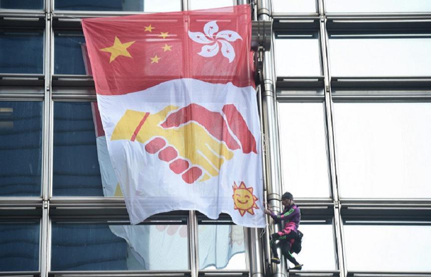 "Spiderman"-ul francez Alain Robert desfăşoară o banderolă a păcii pe un zg&acirc;rie-nori la Hong Kong