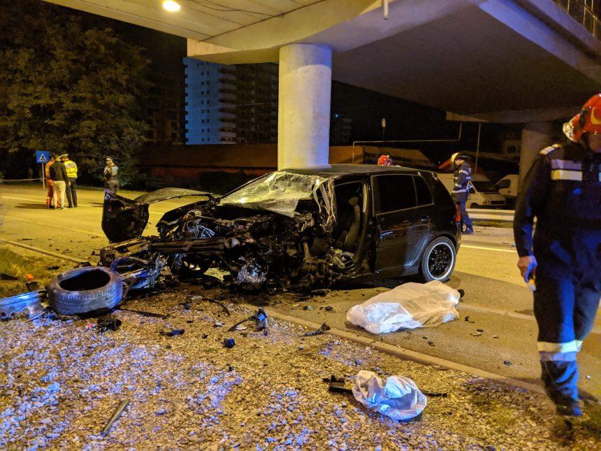 Tragedie &icirc;n Bistriţa: Un t&acirc;năr a murit, după ce a intrat cu maşina &icirc;ntr-un st&acirc;lp din &bdquo;pasarela morţii&rdquo;