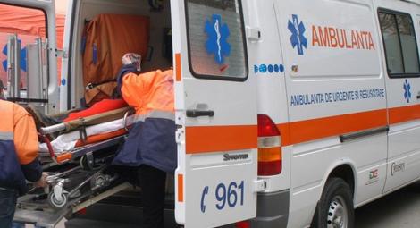 Microbuz implicat într-un accident în Botoşani. O persoană a fost rănită şi dusă la spital