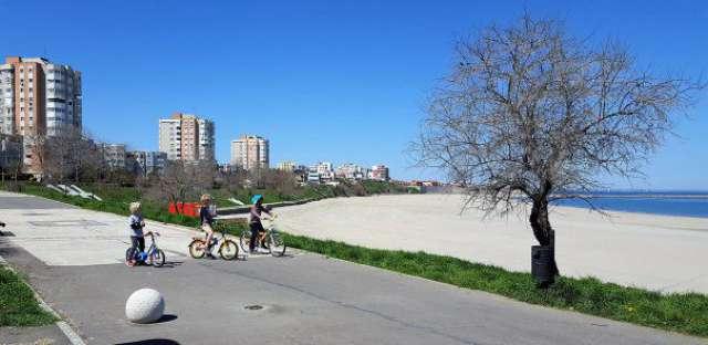 Copil rătăcit pe o plajă din Constanţa, găsit de jandarmi la un kilometru de locul &icirc;n care se aflau părinţii lui