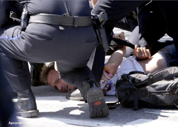 Treisprezece persoane arestate la o manifestaţie a extremei drepte şi o contramanifestaţie a extremei st&acirc;ngi la Portland