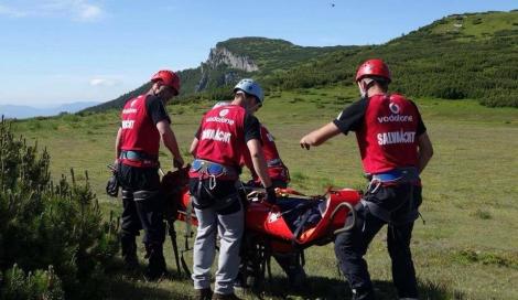 Intervenţie a Salvamont şi SMURD Alba pentru recuperarea unei persoane accidentate pe Piatra Secuiului