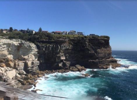 O tânără a murit, încercând să-și facă selfie pe o stâncă din Golful Diamond, în Australia