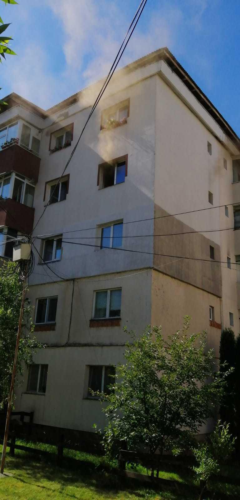 Argeş: Aproximativ 20 de persoane, evacuate dintr-un bloc din C&acirc;mpulung, &icirc;n urma unui incendiu