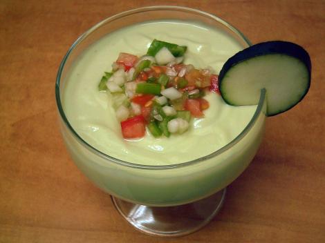 Gazpacho de castraveți cu avocado. O supă rece, de vară, gustoasă și hidratantă