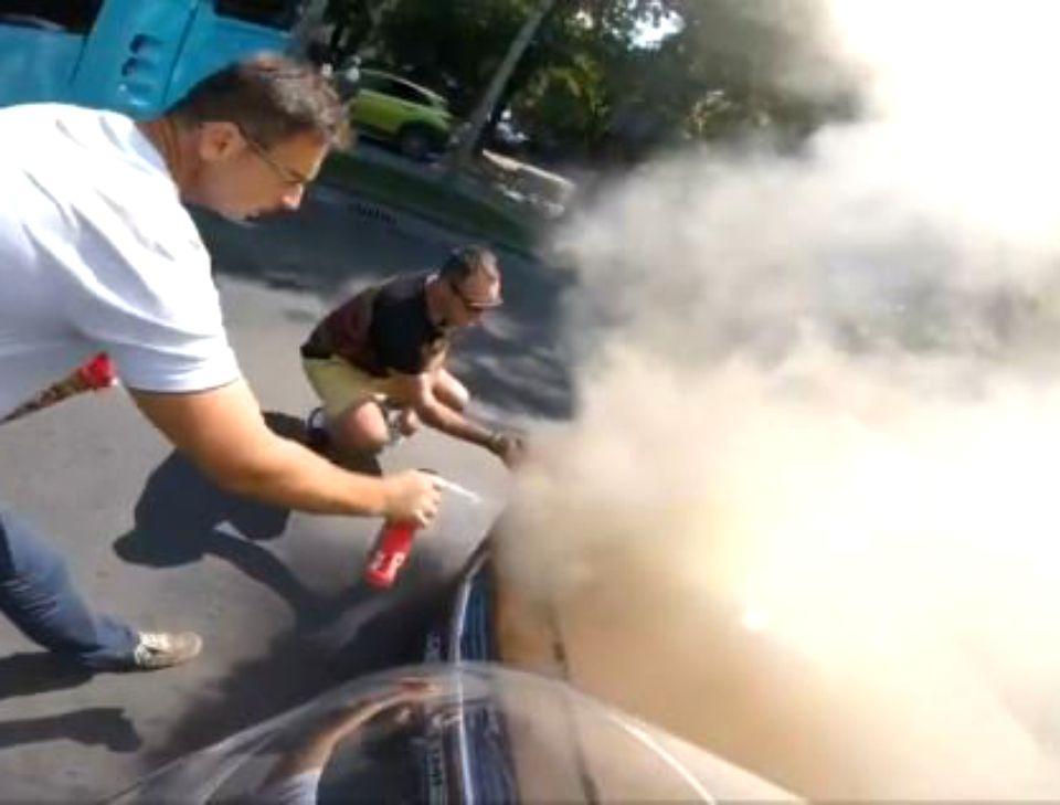 Solidaritate uluitoare &icirc;n Rom&acirc;nia, după ce o mașină a luat foc &icirc;n trafic, pe bulevardul Kiseleff din București! Un copil a fost salvat - Video