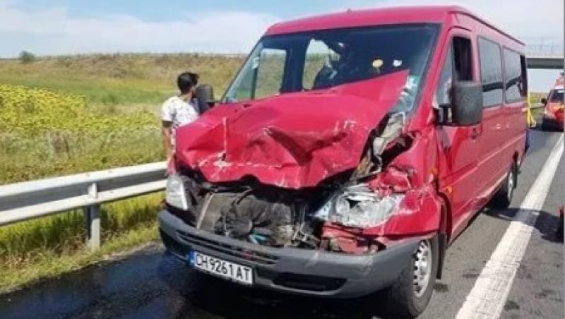 Accident cu 12 persoane, în Timiș! Un camion și un microbuz s-au ciocnit violent (FOTO)