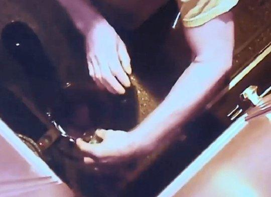 Se simțea rău de fiecare dată c&acirc;nd soțul ei &icirc;i pregătea cafeaua, așa că a instalat o cameră ascunsă! C&acirc;nd a văzut ce făcea bărbatul, s-a dus la poliție &ndash; Video