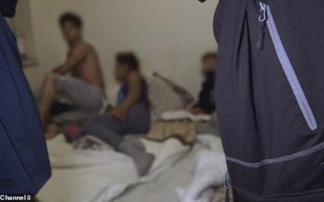 „Nu am ce face, dorm printre ploșnițe și gândaci!” 26 de români, ținuți în condiții cumplite! Imaginile sunt celebre în Marea Britanie - Video
