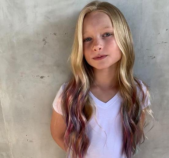 I-a vopsit părul fiicei sale de numai șapte ani, dar st&acirc;rnit un val de revolte! Cum a acționat celebra mamă