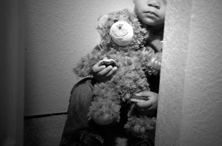 Un copil cu nevoi speciale a fost abuzat de un profesor la școală! &bdquo;Mi-a spus că fiul meu doarme &icirc;ntr-o clasă, apoi am văzut pete de s&acirc;nge&rdquo;