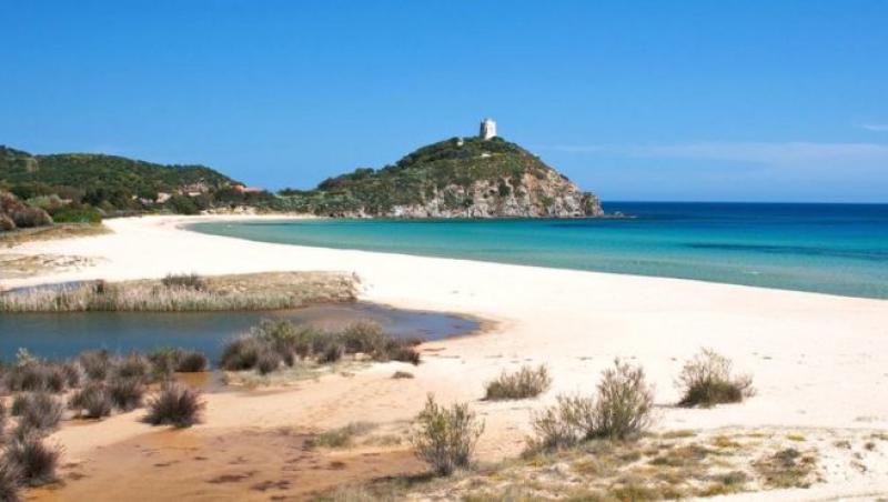 Au furat nisip de pe o plajă din Sardinia, iar acum riscă șase ani de închisoare