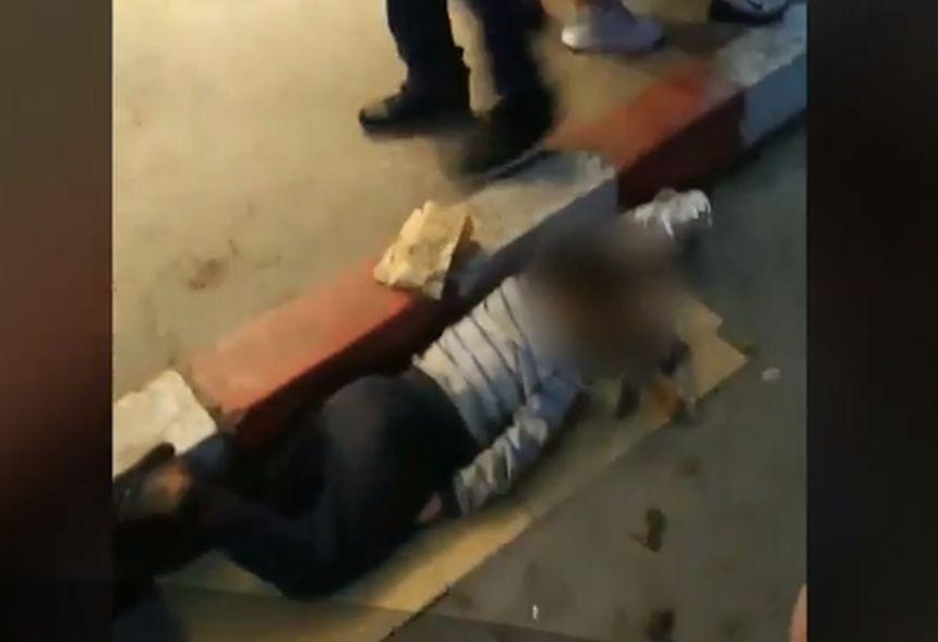 Minori lăsați să doarmă pe străzi &icirc;ntr-una dintre stațiunile litoralului rom&acirc;nesc. Imaginile cutremurătoare micuții cerșetori de la Costinești!