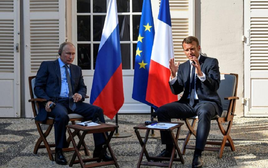 &Icirc;nt&acirc;lnire cordială la Fortul Br&eacute;gan&ccedil;on &icirc;ntre Putin şi Macron, care vrea să apropie Rusia de Europa