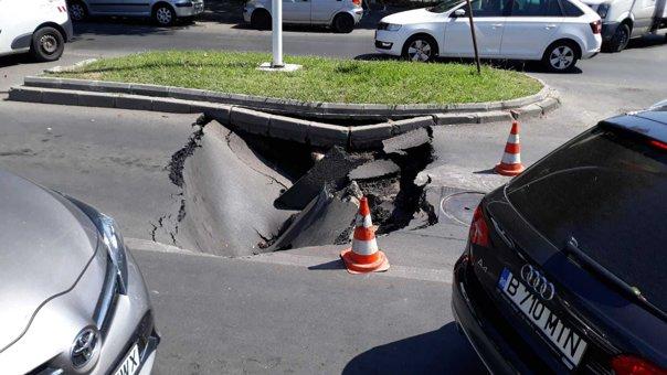 O mașină a fost &icirc;nghițită de un crater pe o stradă din București! VIDEO