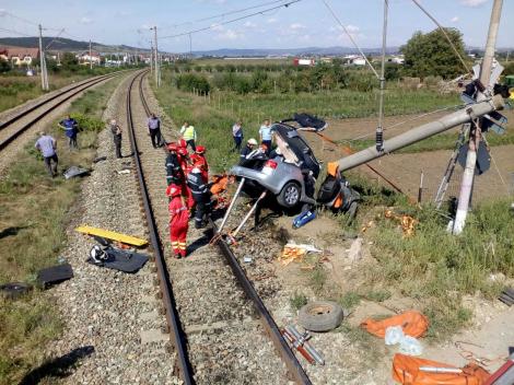 Cluj: Trafic feroviar întrerupt după ce un autoturism a fost lovit de un tren, la Jucu. Șoferul a fost încarcerat