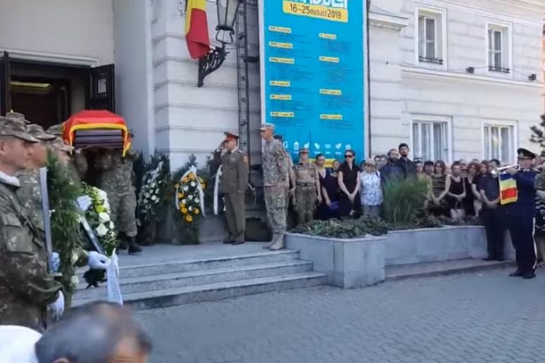 Zsolt Torok, &icirc;nmorm&acirc;ntat cu onoruri militare, la Arad! Prietenii care l-au condus pe ultimul drum au făcut zgomot cu lanțuri folosite &icirc;n alpinism