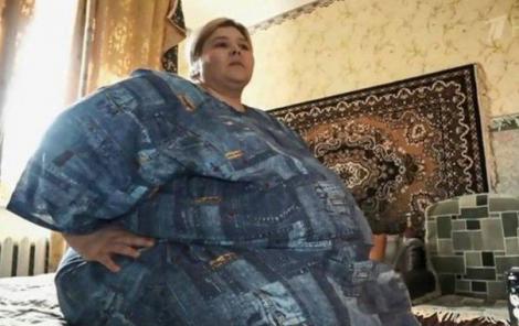 O femeie de 270 de kilograme este forțată să slăbească, după ce a dărâmat tavanul vecinilor de sub ea